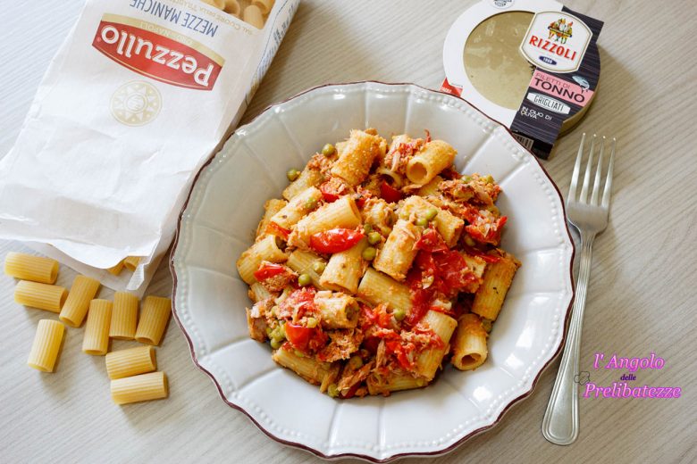 mezze-maniche-al-tonno-pomodoro-e-piselli