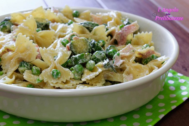 farfalle-cremose-con-zucchini-piselli-e-prosciutto
