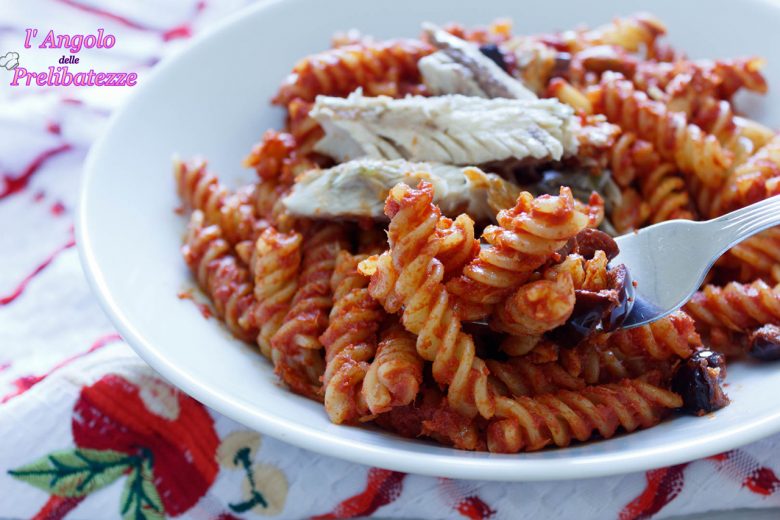 fusilli-rossi-con-sgombro-piccante-olive-e-pinoli