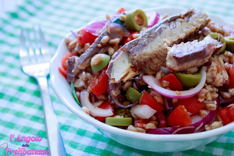 insalata-mediterranea-di-farro-allo-sgombro