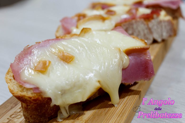 crostini-morbidi-con-prosciutto-cotto-dolce-e-treccia-affumicata