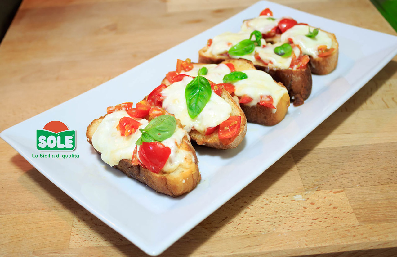 crostini con mozzarella di bufala siciliana