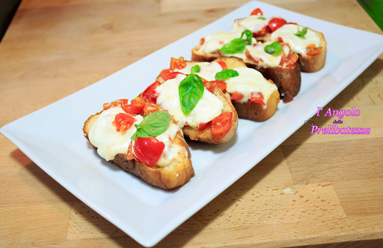 crostini con mozzarella di bufala siciliana