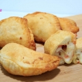 panzerotti fritti pomodoro e mozzarella