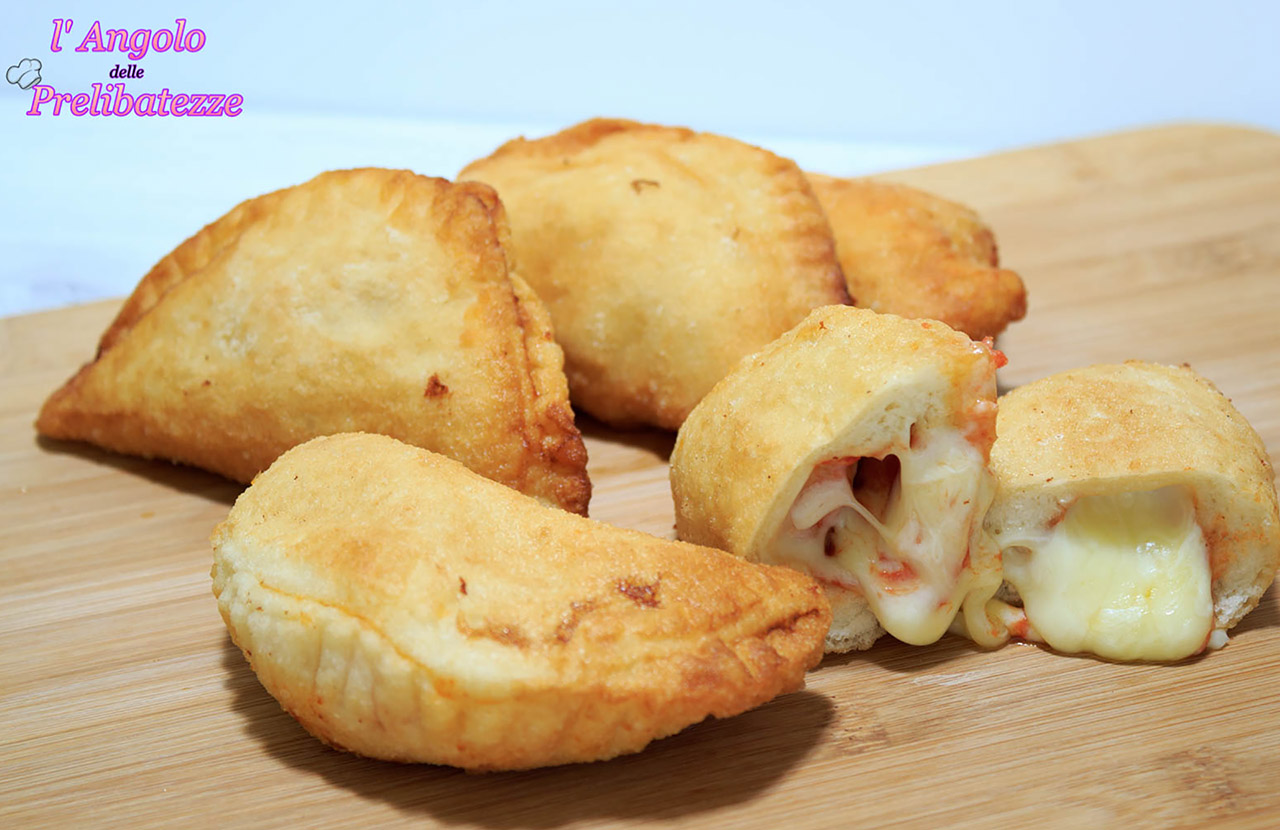 panzerotti fritti pomodoro e mozzarella