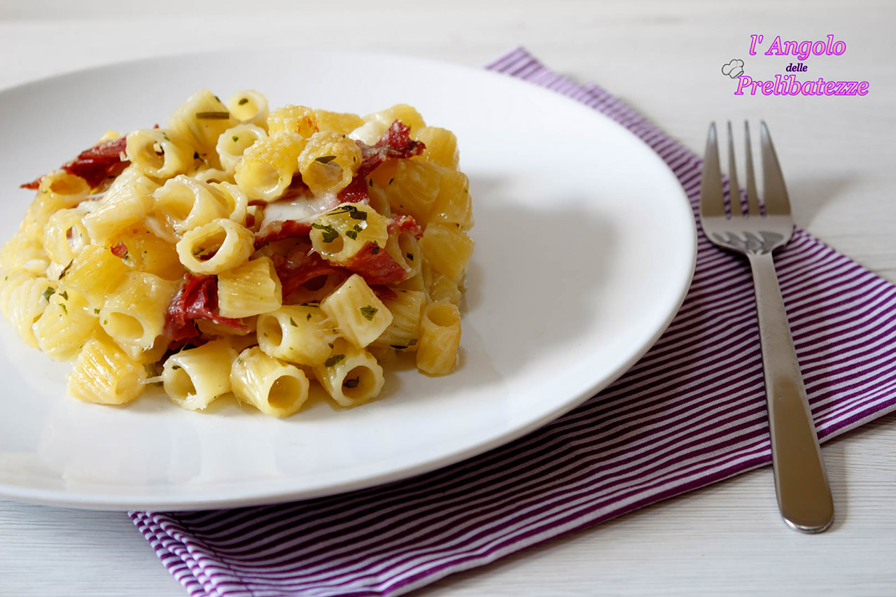 mezzi rigati al forno con salame e mozzarella