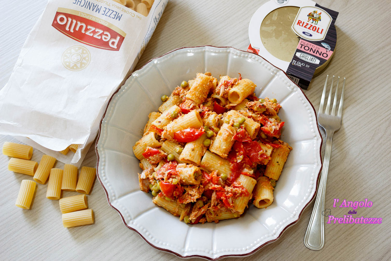 mezze-maniche-al-tonno-pomodoro-e-piselli