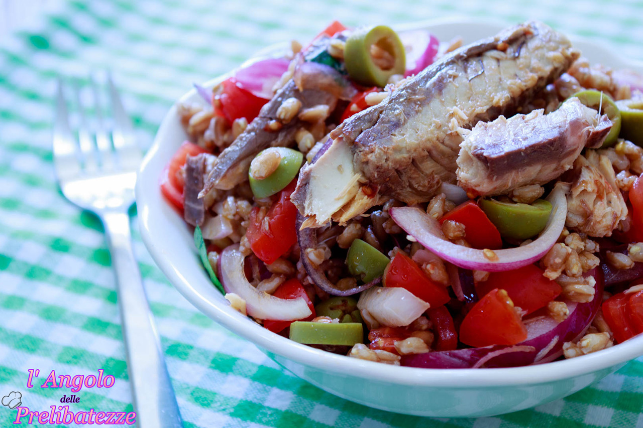 insalata-mediterranea-di-farro-allo-sgombro