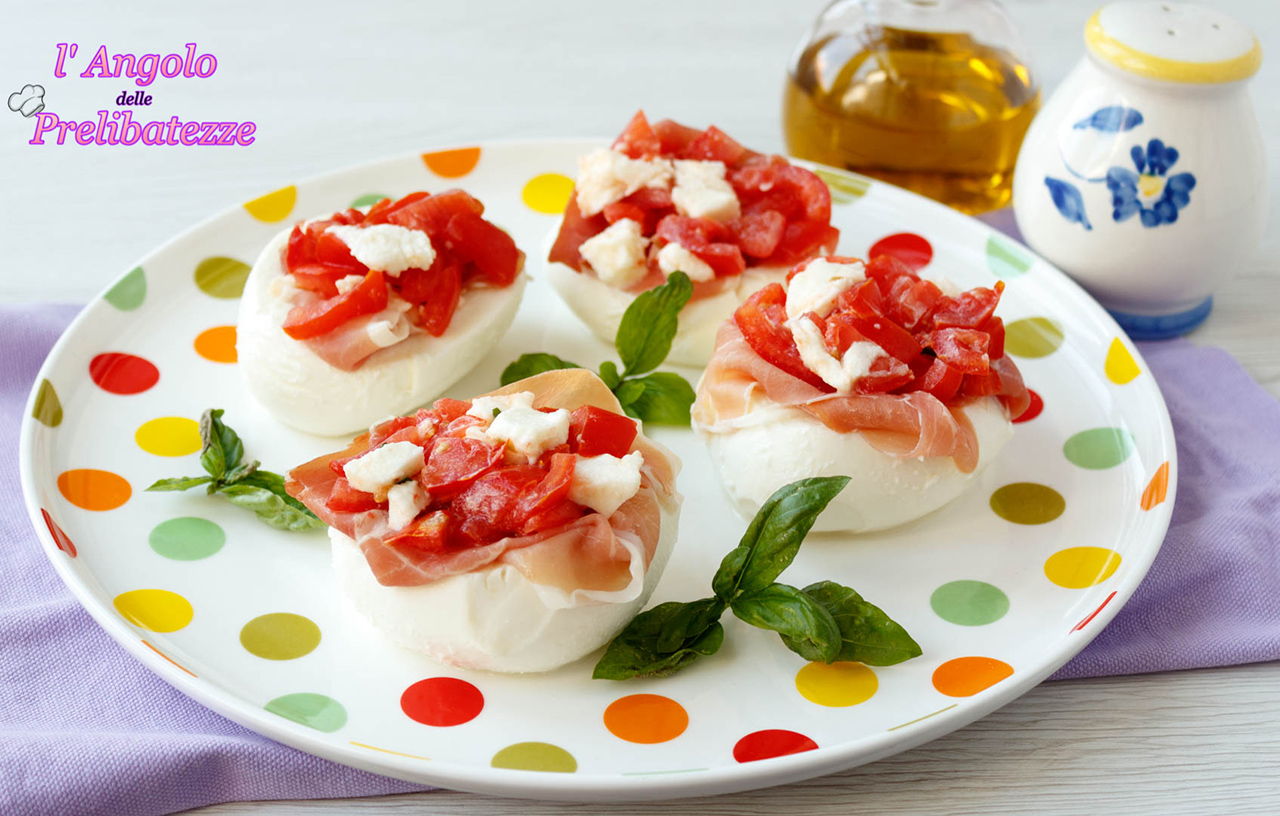 cestini-estivi-di-mozzarella-prosciutto-crudo-e-pomodorini