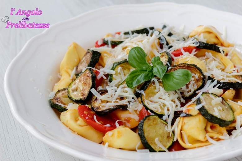 sugo-di-pomodori-Piccadilly-e-zucchine-fritte