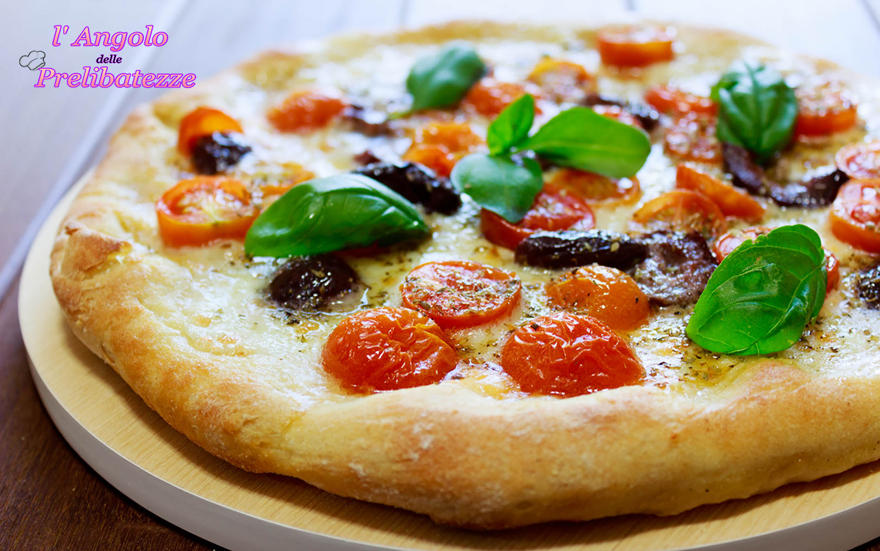 Pizza Con Ciliegino Mozzarella Di Bufala Campana Olive E Basilico L Angolo Delle Prelibatezze