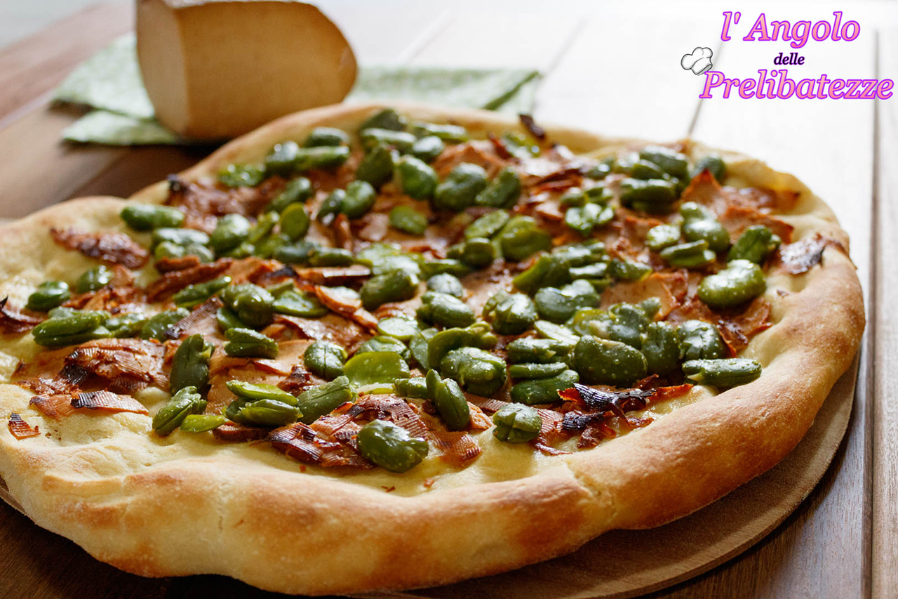 pizza-con-fave-fresche-in-umido-e-scaglie-di-ricotta-infornata-siciliana
