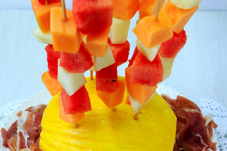 spiedini-di-frutta-ai-tre-meloni-con-prosciutto-crudo