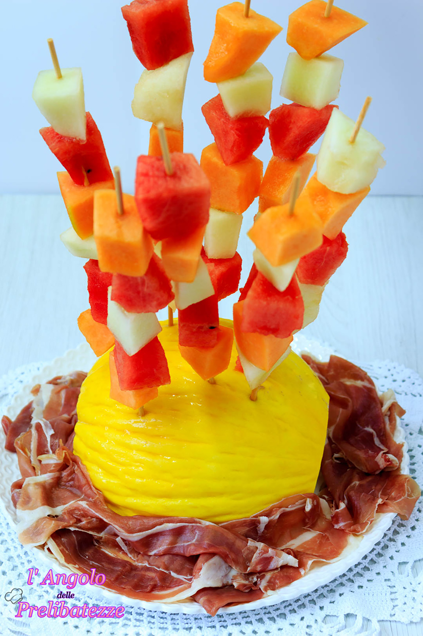 spiedini-di-frutta-ai-tre-meloni-con-prosciutto-crudo