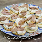 cracker-con-crema-al-mascarpone-e-tonno